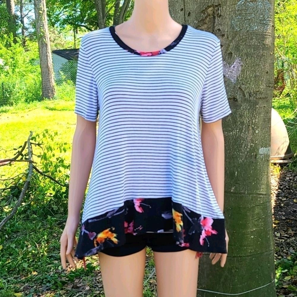 Jodifl Hi-Lo Floral Blk&Wh Stripes Short Slves Blouse